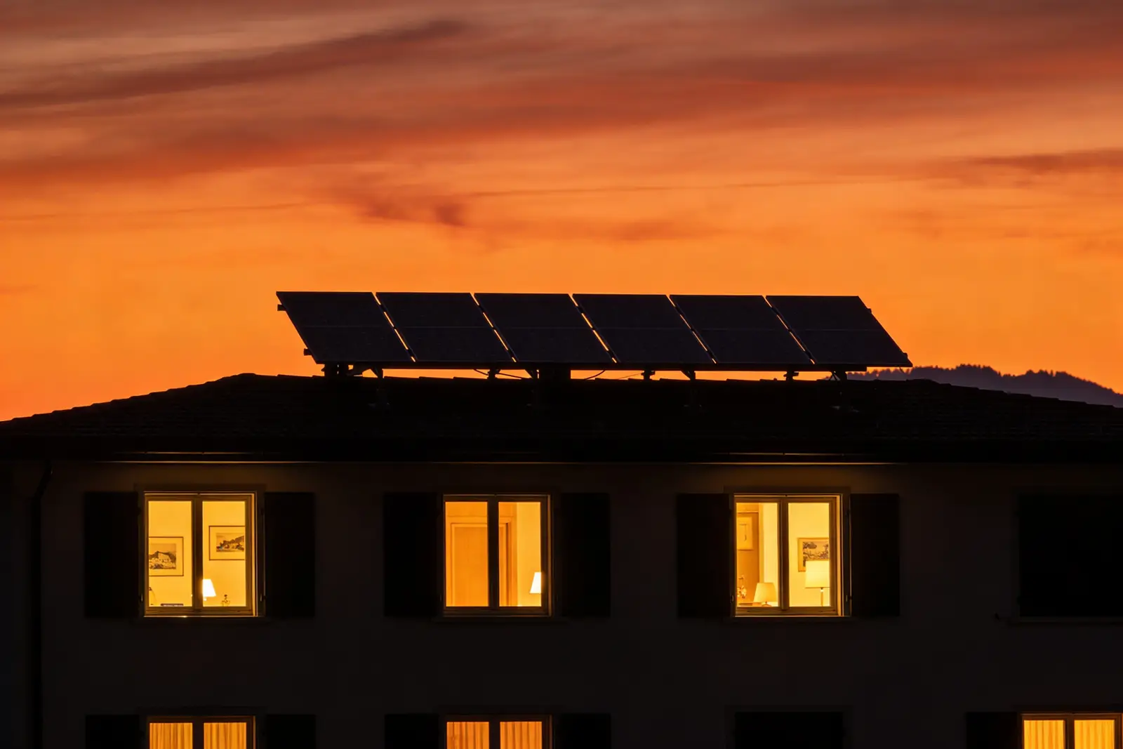 Maison suisse avec panneaux solaires en lumière rasante